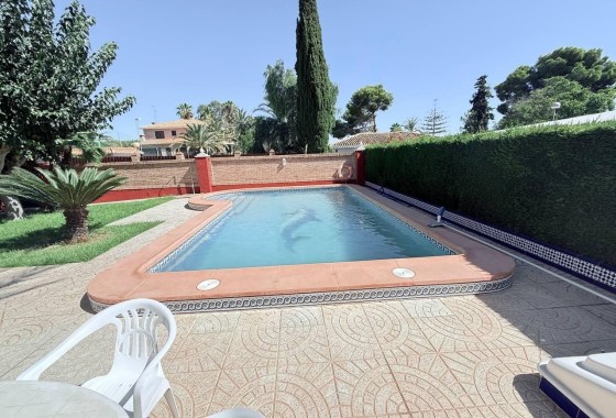 Venta - Chalet Independiente -
Campoamor