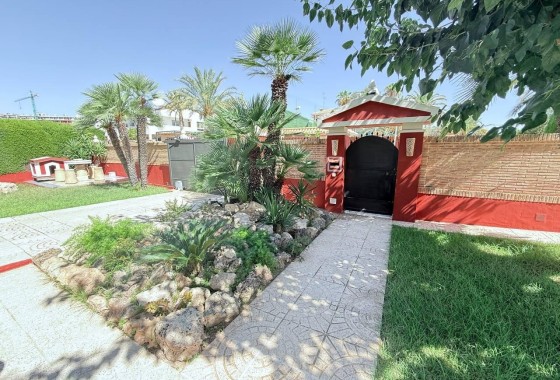 Venta - Chalet Independiente -
Campoamor
