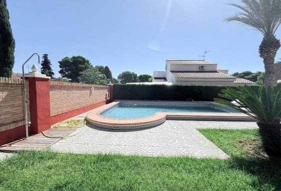 Venta - Chalet Independiente -
Campoamor