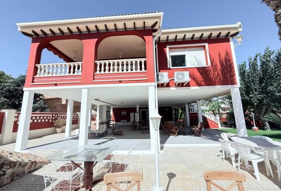 Venta - Chalet Independiente -
Campoamor