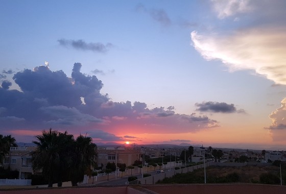 Venta - Casa de pueblo -
Torrevieja
