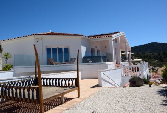 Venta - Chalet Independiente -
Petrer