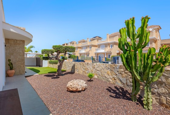 Wiederverkauf - Freistehende Villa -
La Marina