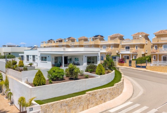 Wiederverkauf - Freistehende Villa -
La Marina