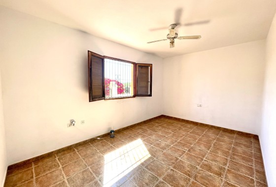 Resale - Freistehende Villa -
Catral