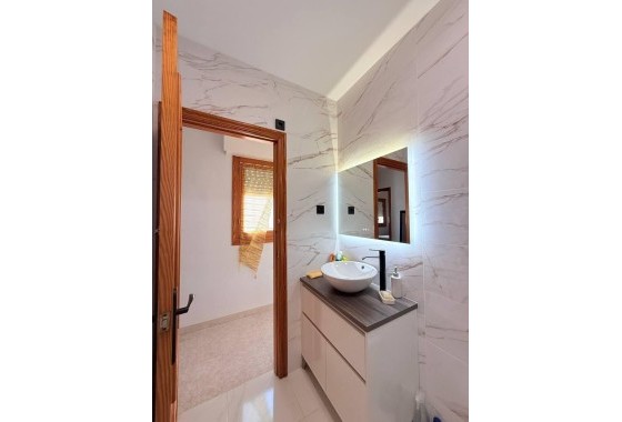 Sprzedaż - Apartament / Mieszkanie -
Torrevieja - Playa del Cura