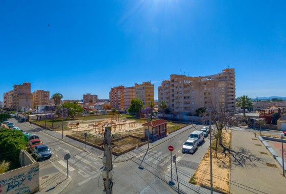 Herverkoop - Rijhuis -
Torrevieja - Nueva Torrevieja