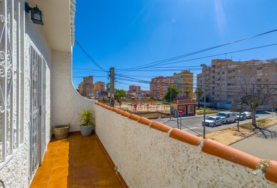 Herverkoop - Rijhuis -
Torrevieja - Nueva Torrevieja