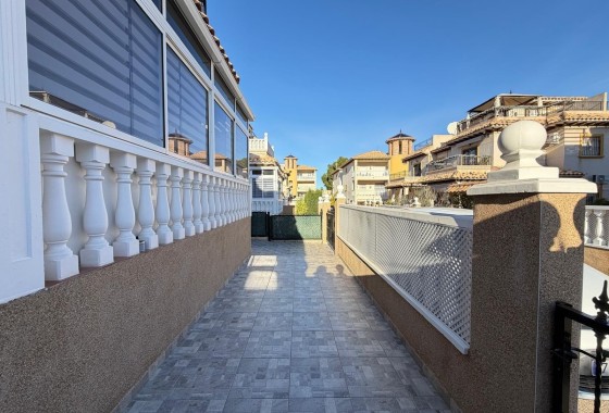 Herverkoop - Rijhuis -
Orihuela Costa - Las Filipinas