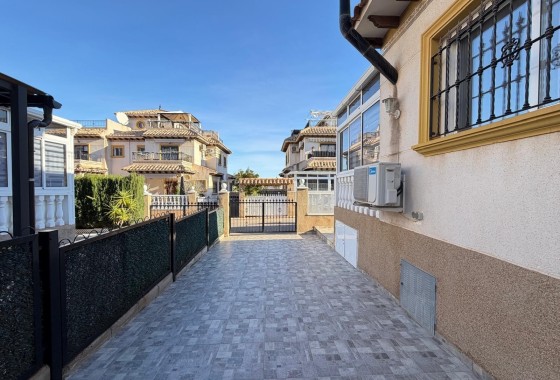 Herverkoop - Rijhuis -
Orihuela Costa - Las Filipinas