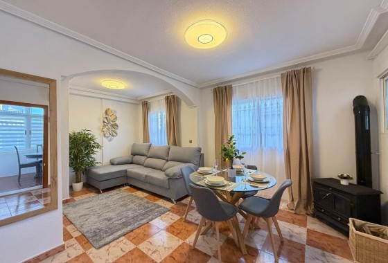 Herverkoop - Rijhuis -
Orihuela Costa - Las Filipinas