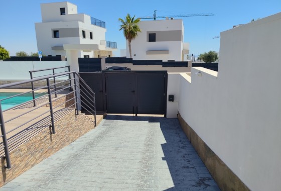 Herverkoop - Vrijstaande Villa -
San Miguel de Salinas - Inland