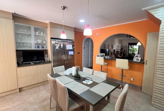 Herverkoop - Rijhuis -
Torrevieja - Los Balcones