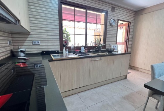 Herverkoop - Rijhuis -
Torrevieja - Los Balcones