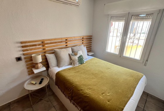Herverkoop - Rijhuis -
Torrevieja - Los Balcones