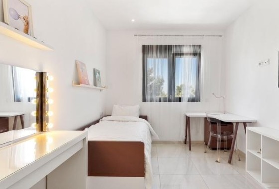 Herverkoop - Rijhuis -
Orihuela Costa - Las Filipinas