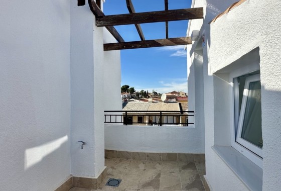 Herverkoop - Rijhuis -
Torrevieja - Los Balcones