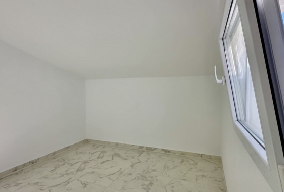 Herverkoop - Rijhuis -
Torrevieja - Los Balcones
