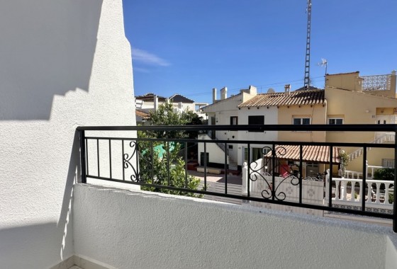 Herverkoop - Rijhuis -
Torrevieja - Los Balcones