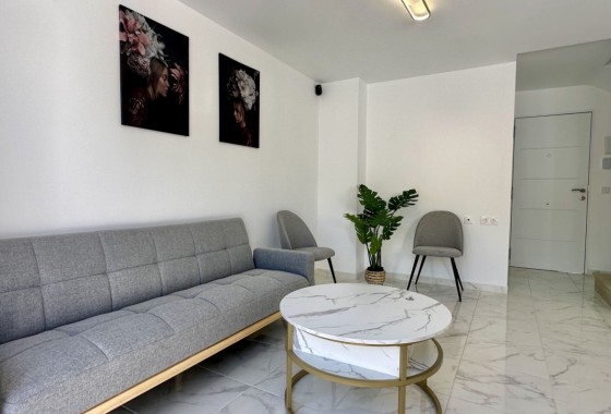 Herverkoop - Rijhuis -
Torrevieja - Los Balcones