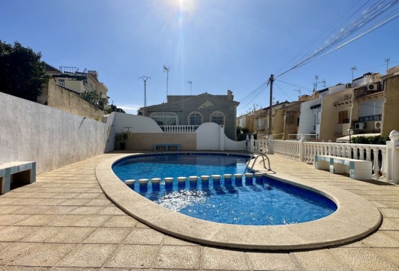 Herverkoop - Rijhuis -
Torrevieja - Los Balcones