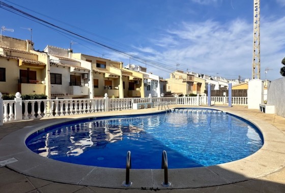 Herverkoop - Rijhuis -
Torrevieja - Los Balcones