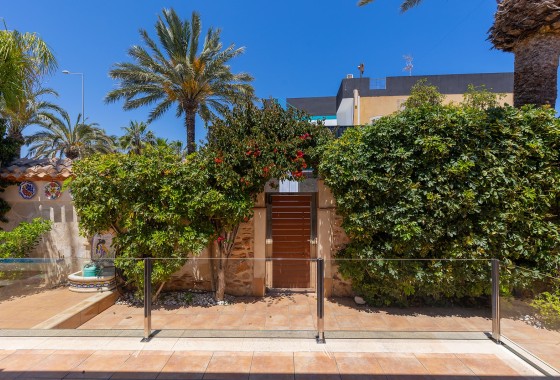 Herverkoop - Vrijstaande Villa -
Orihuela Costa