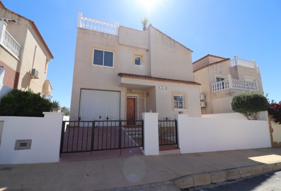 Venta - Chalet Independiente -
San Miguel de Salinas - Lake View Mansions