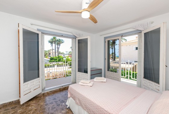 Venta - Chalet Independiente -
La Zenia