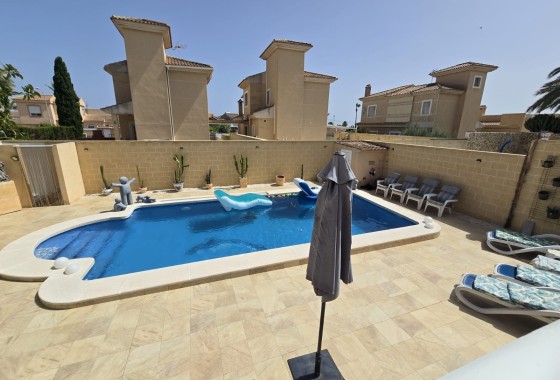Sprzedaż - Wolnostojąca willa -
Torrevieja - La Siesta