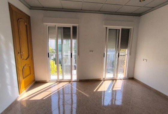 Herverkoop - Rijhuis -
Algueña - Inland