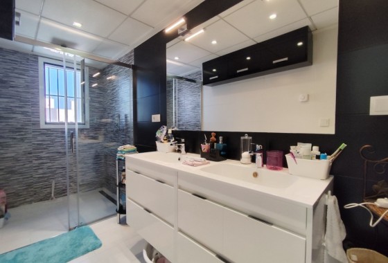 Resale - Semi Detached Villa -
Torrevieja