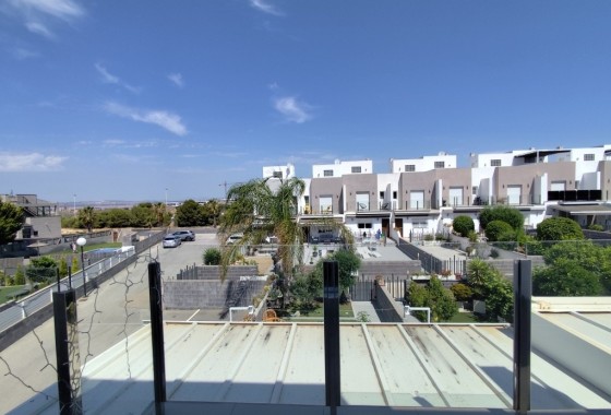 Resale - Semi Detached Villa -
Torrevieja