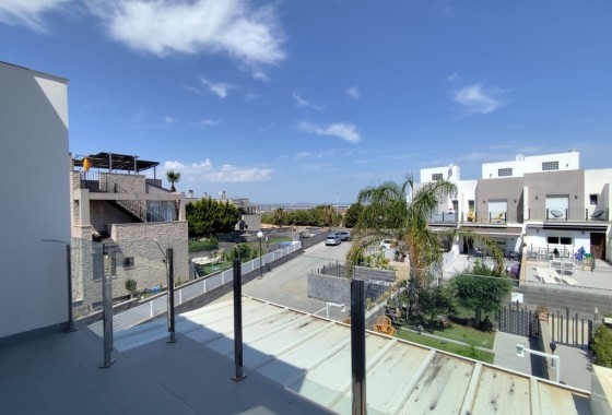 Resale - Semi Detached Villa -
Torrevieja