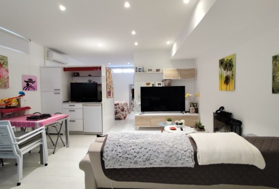 Resale - Semi Detached Villa -
Torrevieja