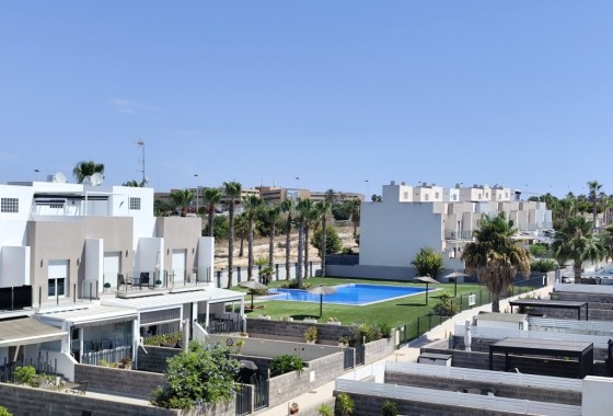 Resale - Semi Detached Villa -
Torrevieja