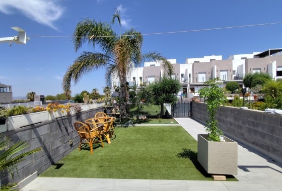 Resale - Semi Detached Villa -
Torrevieja