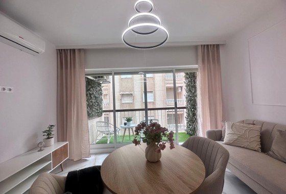Sprzedaż - Apartament / Mieszkanie -
Torrevieja
