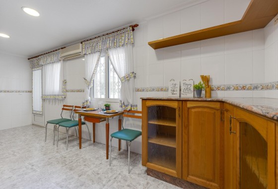 Sprzedaż - Apartament / Mieszkanie -
Torrevieja - Paseo maritimo