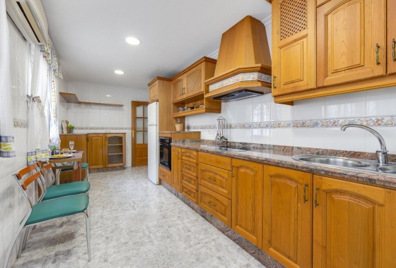 Sprzedaż - Apartament / Mieszkanie -
Torrevieja - Paseo maritimo