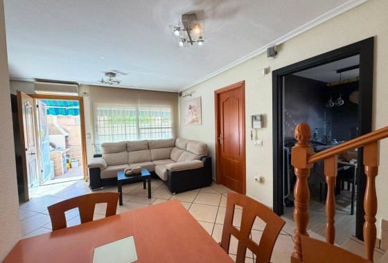 Herverkoop - Halfvrijstaande villa -
Torrevieja