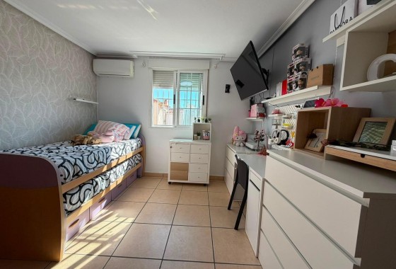 Herverkoop - Halfvrijstaande villa -
Torrevieja