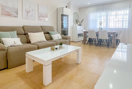 Herverkoop - Rijhuis -
Orihuela Costa - Punta Prima