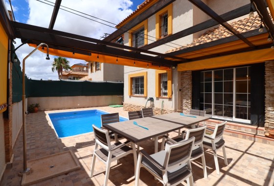Herverkoop - Halfvrijstaande villa -
Los Montesinos - La Herrada