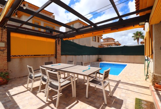Herverkoop - Halfvrijstaande villa -
Los Montesinos - La Herrada