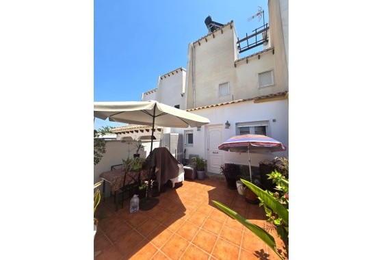 Herverkoop - Rijhuis -
Torrevieja - Los Balcones
