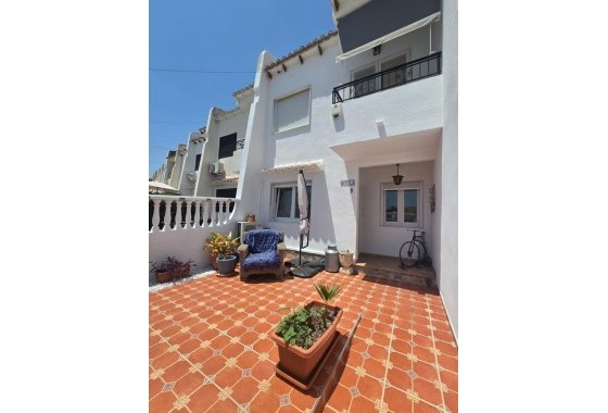 Herverkoop - Rijhuis -
Torrevieja - Los Balcones