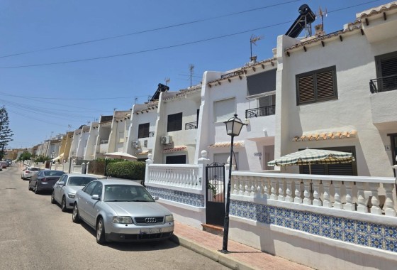 Herverkoop - Rijhuis -
Torrevieja - Los Balcones