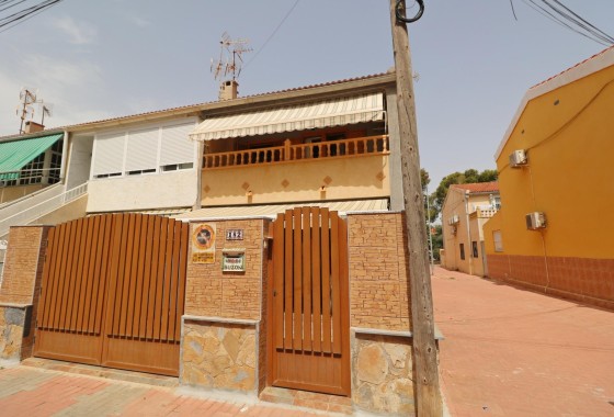 Herverkoop - Rijhuis -
Torrevieja - Playa de los Naufragos