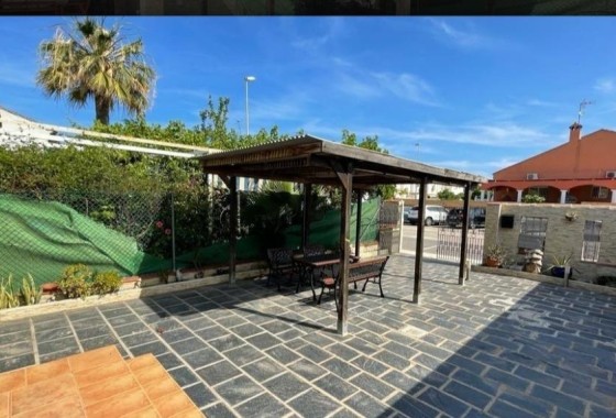 Herverkoop - Rijhuis -
Pilar de la Horadada - Pueblo Latino